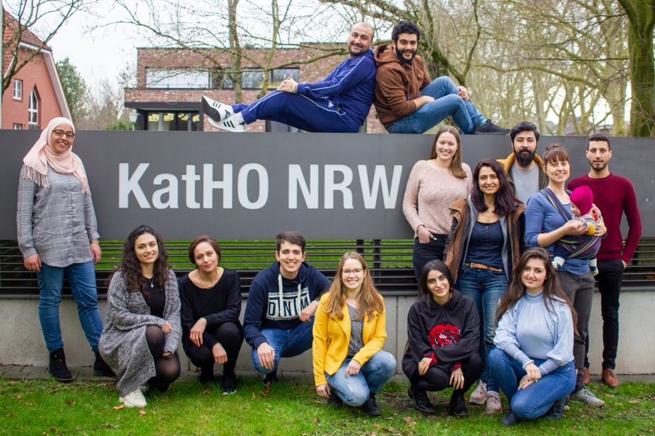 Gruppenbild mit einigen Studieninteressierten bzw. Studierenden mit Fluchterfahrung an der katho in Münster